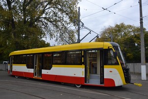С подсветкой и подзарядкой: одесситам показали, как выглядит новый трамвай фото 9