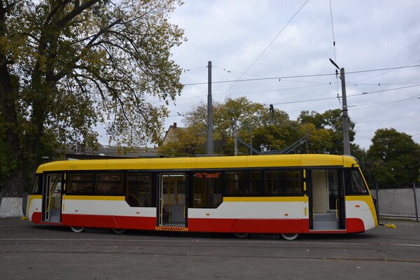 С подсветкой и подзарядкой: одесситам показали, как выглядит новый трамвай фото 11