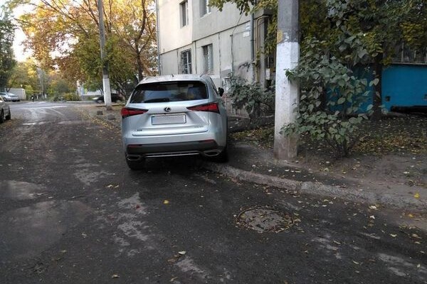 Не перестают удивлять: свежая фотоподборка наглых водителей в Одессе фото 5