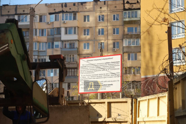 В Одессе застройщик забрал у людей двор и перекрыл проход к школе: что известно фото 2
