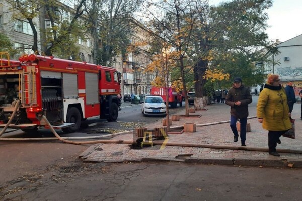 В Одессе загорелось общежитие: часть города может остаться без света (обновлено) фото