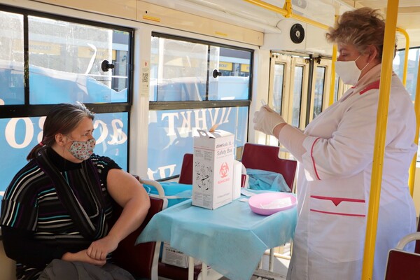 Колоритно: в Одессе стали вакцинировать в трамвае  фото 1