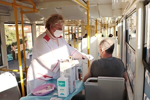 Колоритно: в Одессе стали вакцинировать в трамвае  фото 2