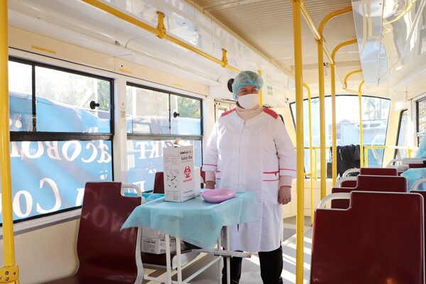 Колоритно: в Одессе стали вакцинировать в трамвае  фото 3
