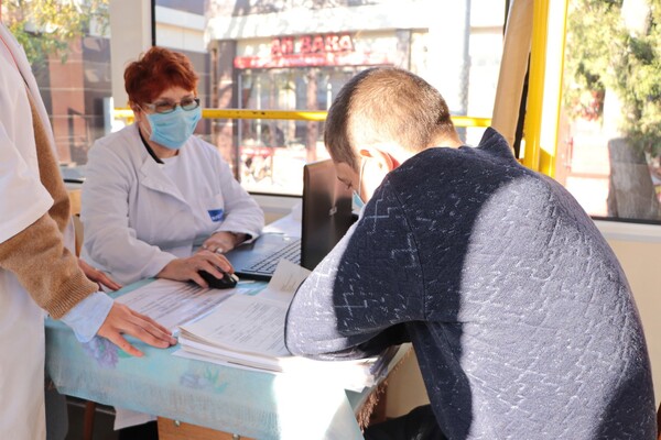 Колоритно: в Одессе стали вакцинировать в трамвае  фото 5