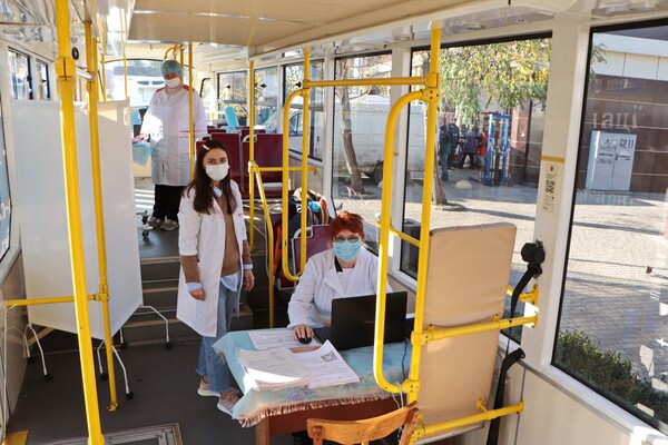 Колоритно: в Одессе стали вакцинировать в трамвае  фото 6