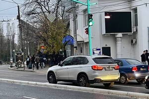 Нарушать больше не получится: на Черняховского установили бетонный барьер фото 2