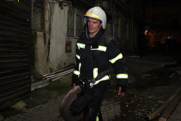 Неудачно закурил: на пожаре в центре Одессы пострадал мужчина фото 1