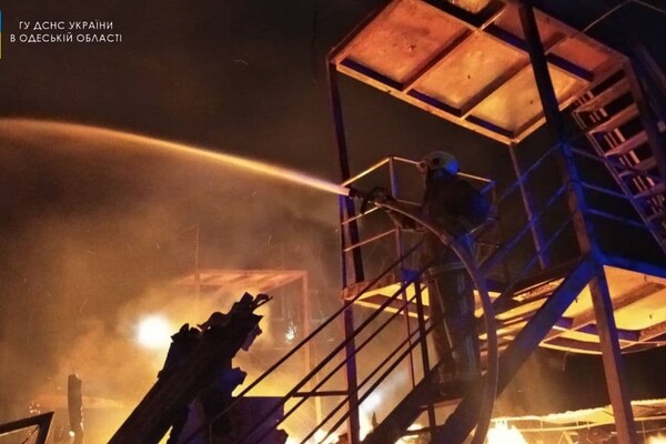 Жаркая ночь: под Одессой сгорела база отдыха, а в городе &ndash; кафе фото 4