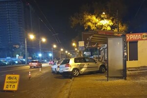 В Одессе автомобиль врезался в остановку общественного транспорта  фото
