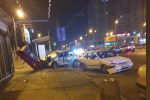 В Одессе автомобиль врезался в остановку общественного транспорта  фото 1