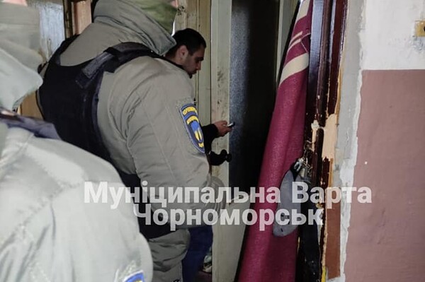 Под Одессой мужчина жил с трупом две недели, а после решил его сжечь  фото