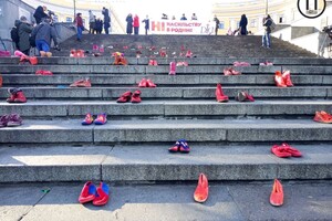 На Потемкинской лестнице расставили женскую обувь и игрушки: что это значит фото 4