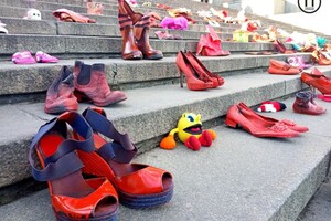 На Потемкинской лестнице расставили женскую обувь и игрушки: что это значит фото
