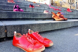 На Потемкинской лестнице расставили женскую обувь и игрушки: что это значит фото 5
