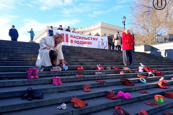 На Потемкинской лестнице расставили женскую обувь и игрушки: что это значит фото 1