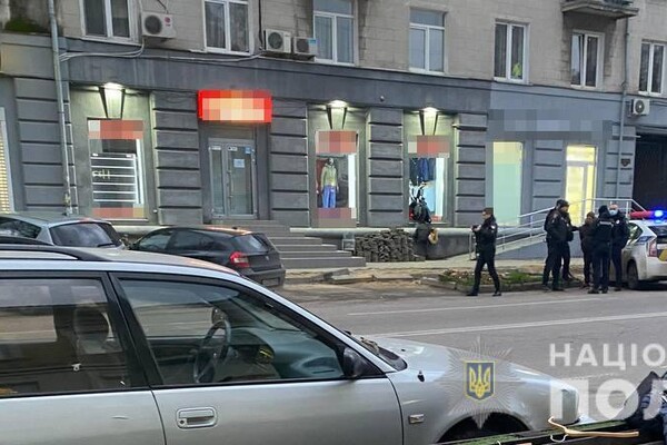 В Одессе мужчина разбил окно бутика ради модной одежды фото