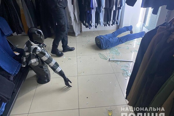 В Одессе мужчина разбил окно бутика ради модной одежды фото 1