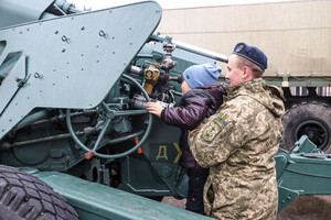 С выставкой военной техники и концертом: в Одессе отмечают 30-летие ВСУ фото 15