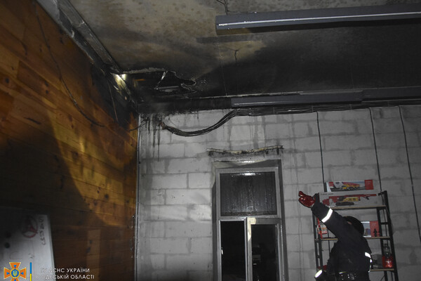 На Пересыпи тушили двухэтажное здание СТО: там загорелись перекрытия фото 1
