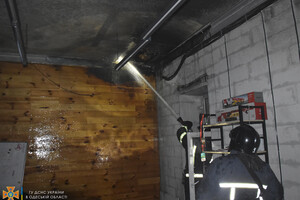На Пересыпи тушили двухэтажное здание СТО: там загорелись перекрытия фото 2