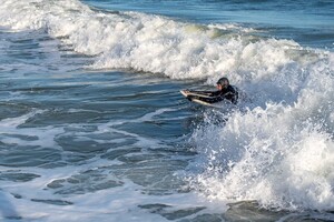 В Одессе штормит море: на пляжах заметили серфингистов фото 2
