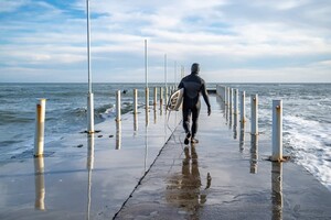 В Одессе штормит море: на пляжах заметили серфингистов фото