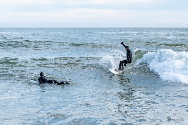 В Одессе штормит море: на пляжах заметили серфингистов фото 3