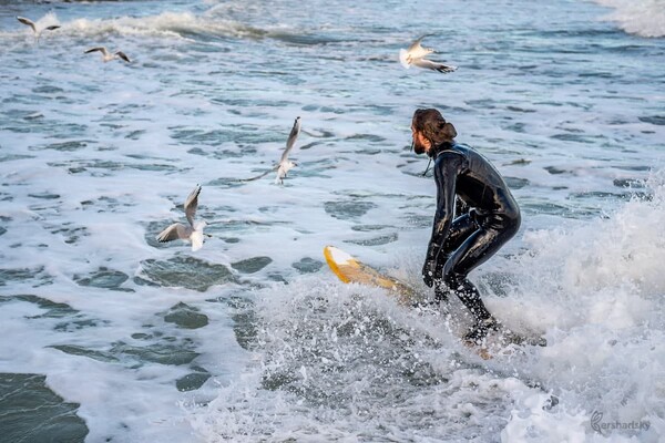 В Одессе штормит море: на пляжах заметили серфингистов фото 4