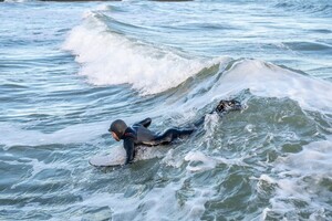 В Одессе штормит море: на пляжах заметили серфингистов фото 5