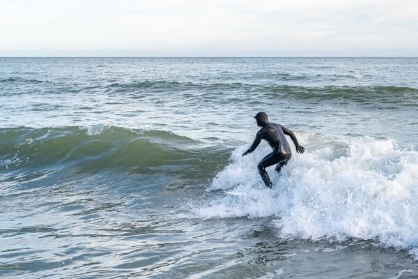В Одессе штормит море: на пляжах заметили серфингистов фото 7