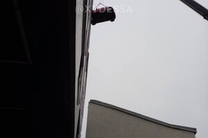 В центре Одессы на балкон многоэтажного дома подняли автомобиль фото