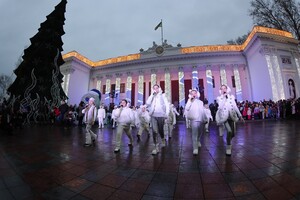 В Одессе открыли главную новогоднюю елку города фото 2