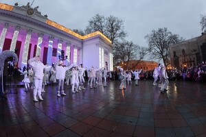 В Одессе открыли главную новогоднюю елку города фото 3