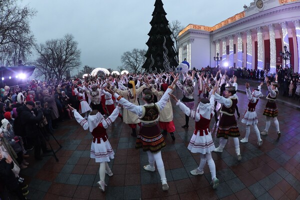 В Одессе открыли главную новогоднюю елку города фото 4