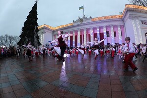 В Одессе открыли главную новогоднюю елку города фото 5