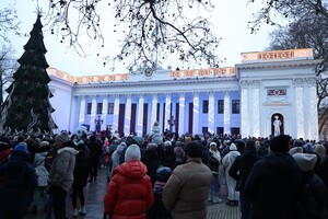 В Одессе открыли главную новогоднюю елку города фото 6