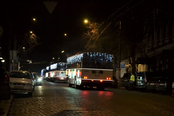 Парад троллейбусов, санты на мотоциклах и рекордный штоллен: как Одесса отметила День Святого Николая фото