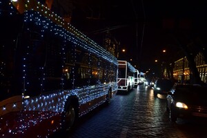 Парад троллейбусов, санты на мотоциклах и рекордный штоллен: как Одесса отметила День Святого Николая фото 3