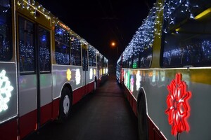 Парад троллейбусов, санты на мотоциклах и рекордный штоллен: как Одесса отметила День Святого Николая фото 4