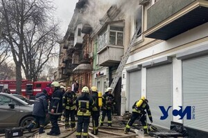 В центре Одессы загорелся жилой дом (обновлено) фото