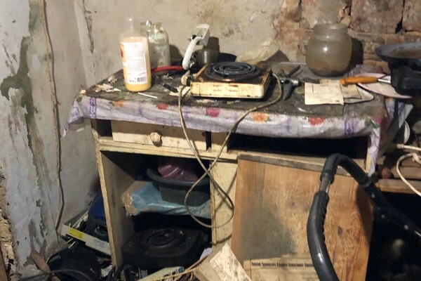 В Одессе двое маленьких детей жили в квартире-свалке фото 2
