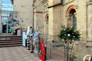 "Сон морфинистки" и "Метаморфозы бытия": у Кирхи выставили арт-елки фото