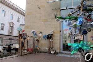 "Сон морфинистки" и "Метаморфозы бытия": у Кирхи выставили арт-елки фото 3