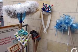 "Сон морфинистки" и "Метаморфозы бытия": у Кирхи выставили арт-елки фото 5