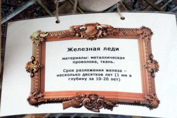 "Сон морфинистки" и "Метаморфозы бытия": у Кирхи выставили арт-елки фото 6