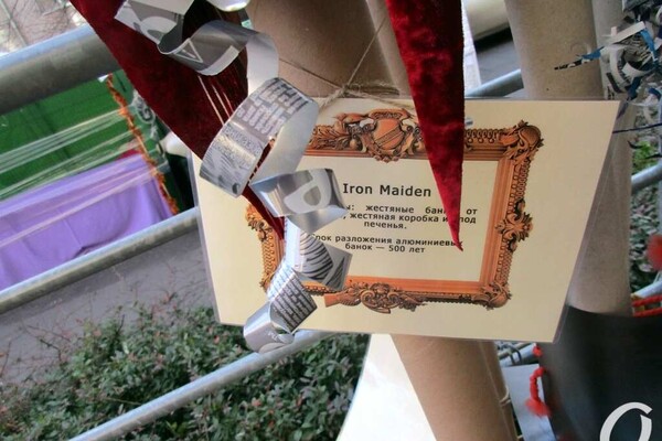 "Сон морфинистки" и "Метаморфозы бытия": у Кирхи выставили арт-елки фото 7