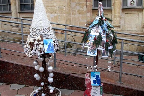 "Сон морфинистки" и "Метаморфозы бытия": у Кирхи выставили арт-елки фото 10