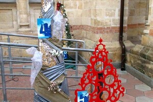 "Сон морфинистки" и "Метаморфозы бытия": у Кирхи выставили арт-елки фото 11