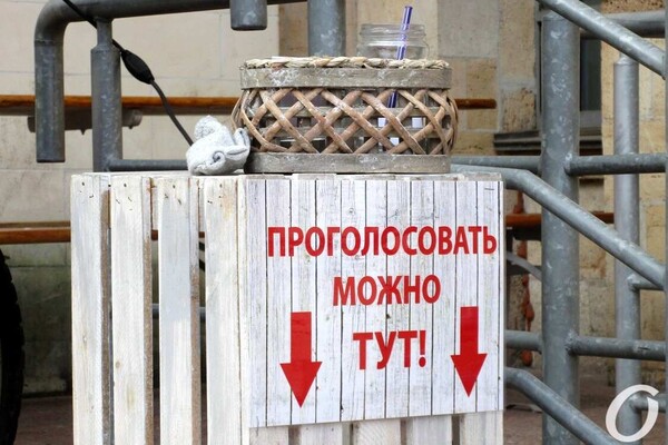 "Сон морфинистки" и "Метаморфозы бытия": у Кирхи выставили арт-елки фото 12